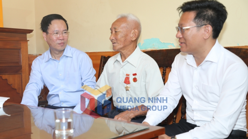 Chủ tịch nước Võ Văn Thưởng trò chuyện với ông Nguyễn Văn Lộc, 59 năm tuổi Đảng ở khu 3, thị trấn Cô Tô.
