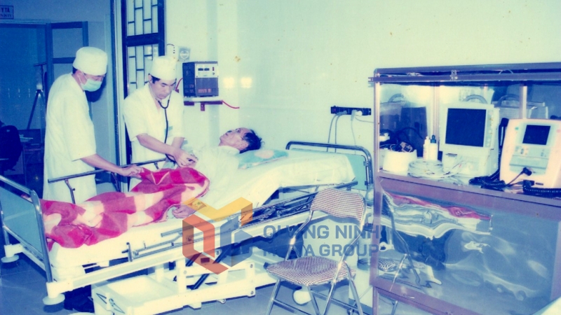 Khám chữa bệnh, chăm sóc sức khỏe cho nhân dân trong tỉnh tại Bệnh viện Bãi Cháy giai đoạn 1998-2001. Ảnh: Nguyễn Hoa