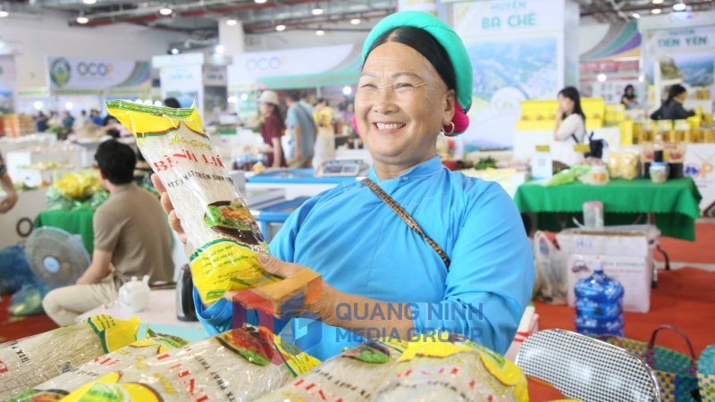 2023-10_Hội chợ OCOP khu vực Đông Bắc - Quảng Ninh- Sản phẩm OCOP Miến dong Bình Liêu được bày bán tại Hội chợ trong tỉnh. Ảnh: Minh Đức