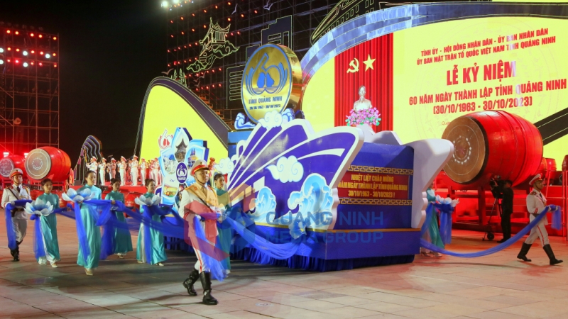 2023-10_Lễ kỷ niệm 60 năm Ngày thành lập tỉnh Quảng Ninh- Khối rước biểu tượng 60 năm thành lập tỉnh Quảng Ninh diễu hành qua lễ đài. Ảnh: Minh Hà