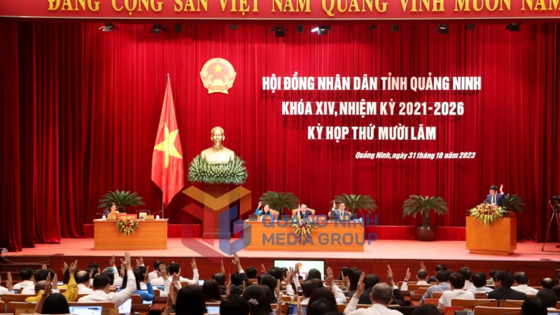 2023-10_Kỳ họp thứ 15 HĐND tỉnh khóa XIV- Các đại biểu biểu quyết thông qua Nghị quyết tại kỳ họp. Ảnh: Thu Chung