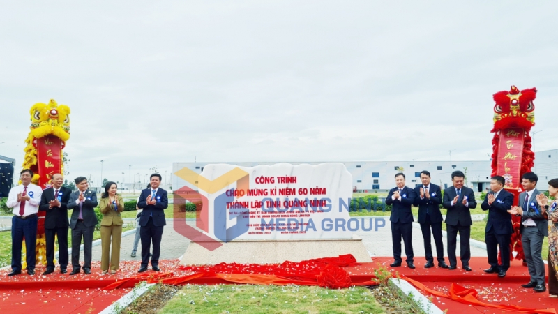 2023-10_Các đại biểu gắn biển công trình chào mừng 60 năm Ngày thành lập tỉnh cho Dự án công nghệ tế bào quang điện Jinko Solar PV Việt Nam. Ảnh: Trung tâm Truyền thông