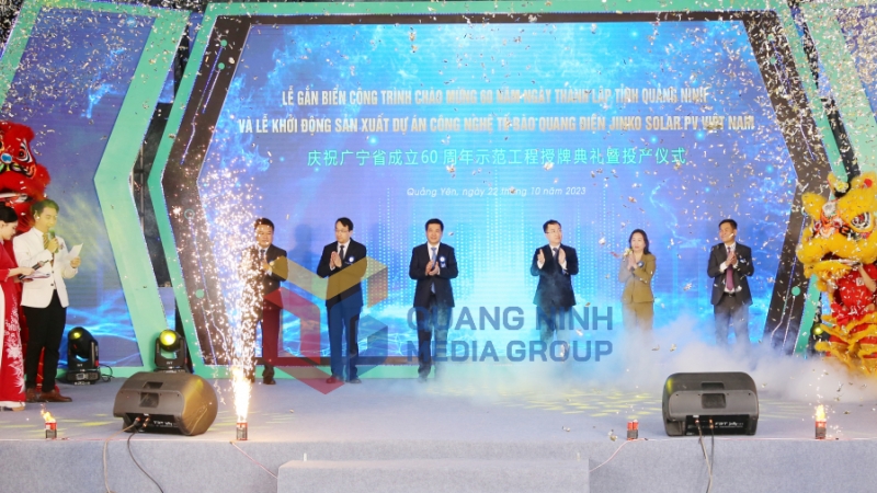 2023-10_Các đại biểu làm lễ khởi động sản xuất dự án công nghệ tế bào quang điện Jinko Solar PV Việt Nam. Ảnh: Trung tâm Truyền thông tỉnh