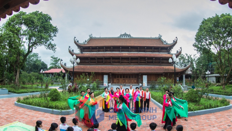 2023-11_Một tiết mục hát chèo tại chùa Quỳnh Lâm. Ảnh: Trung Anh