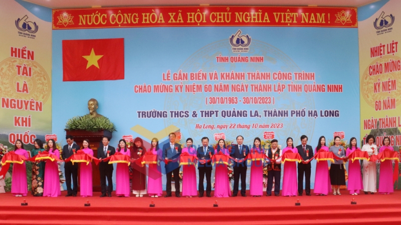 2023-10_Các đại biểu cắt băng khánh thành Trường THCS&THPT Quảng La. Ảnh: Trung tâm Truyền thông tỉnh