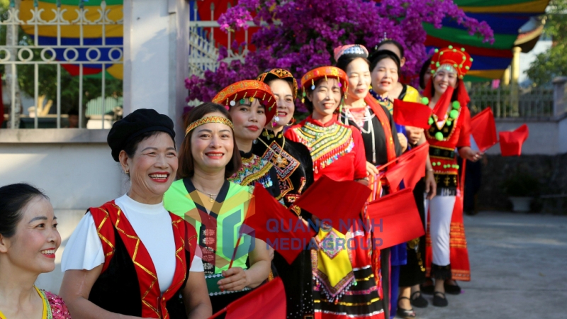 2023-11_Trang phục các dân tộc rực rỡ sắc màu của người dân thôn Năm Mẫu, xã Thượng Yên Công (TP Uông Bí) trong ngày hội. Ảnh: PV
