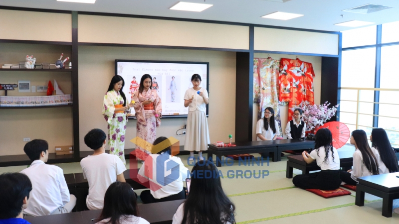 2023-11_Sinh viên Trường Đại học Hạ Long tìm hiểu về văn hóa truyền thống của Nhật Bản. Ảnh: Minh Hà