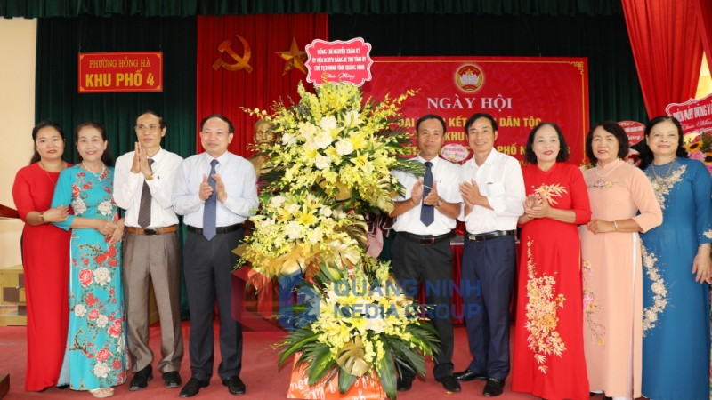 Đồng chí Nguyễn Xuân Ký, Ủy viên Trung ương Đảng, Bí thư Tỉnh ủy, Chủ tịch HĐND tỉnh tặng hoa chúc mừng nhân dân khu phố 4 (11-2023). Ảnh: PV