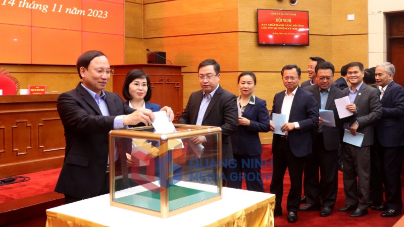 Các đồng chí trong Ban Chấp hành Đảng bộ tỉnh bỏ phiếu giới thiệu nhân sự kiện toàn các chức danh (11-2023). Ảnh: Thu Chung