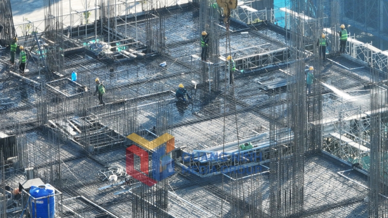2023-11_Dự án nhà ở xã hội Khu dân cư đồi Ngân hàng - Công nhân thi công bê tông sàn tòa nhà. Ảnh: Đỗ Phương