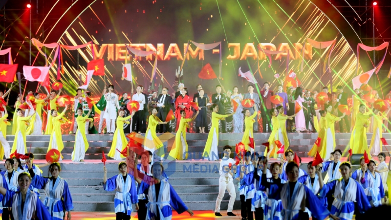 2023-11_Lễ hội Hokkaido tại Hạ Long 2023- ca sĩ Việt Nam và Nhật Bản cùng hòa nhịp trong ca khúc TOMODACHI – TÌNH BẠN sáng tác riêng dành cho tình hữu nghị Việt – Nhật. Ảnh: Đỗ Phương