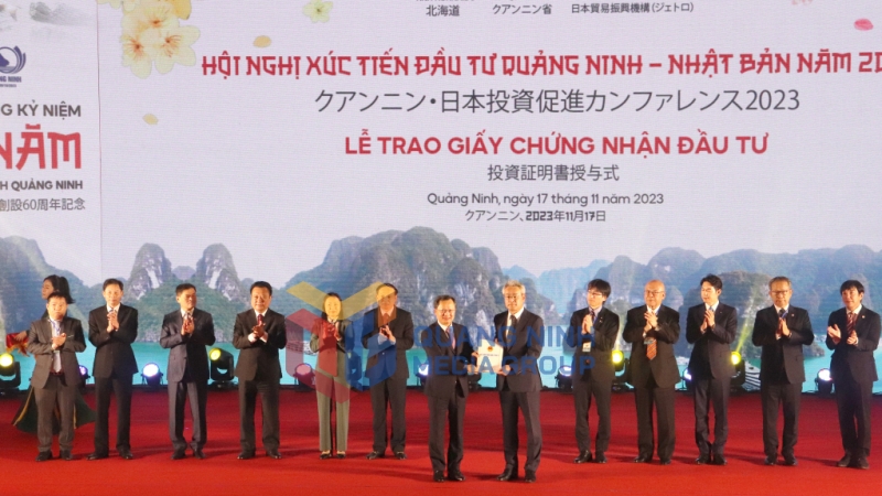 2023-11_Hội nghị Xúc tiến đầu tư Quảng Ninh – Nhật Bản năm 2023 - Lễ trao giấy chứng nhận đăng ký đầu tư các dự án FDI Nhật Bản tiêu biểu trên địa bàn tỉnh. Ảnh: Thu Chung