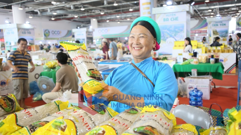 Sản phẩm miến dong Bình Liêu được bày bán tại Hội chợ OCOP Quảng Ninh - Xuân 2023. Ảnh: Minh Đức