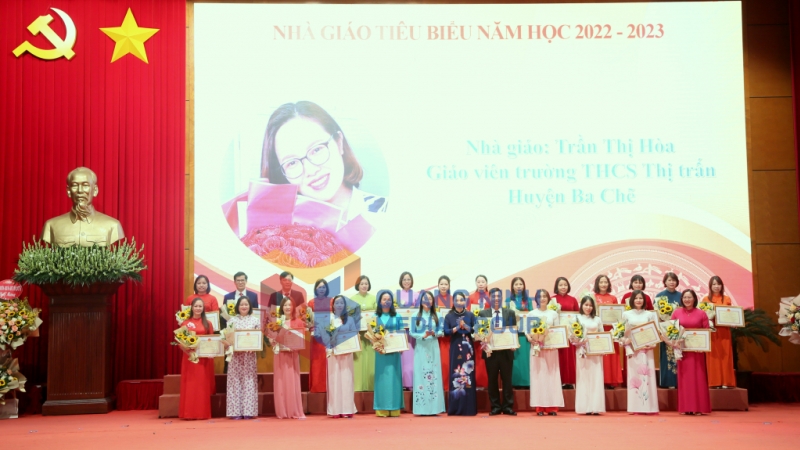 50 nhà giáo tiêu biểu năm học 2022-2023 được nhận Giấy khen của Sở GD&ĐT tỉnh Quảng Ninh (11-2023). Ảnh Minh Hà
