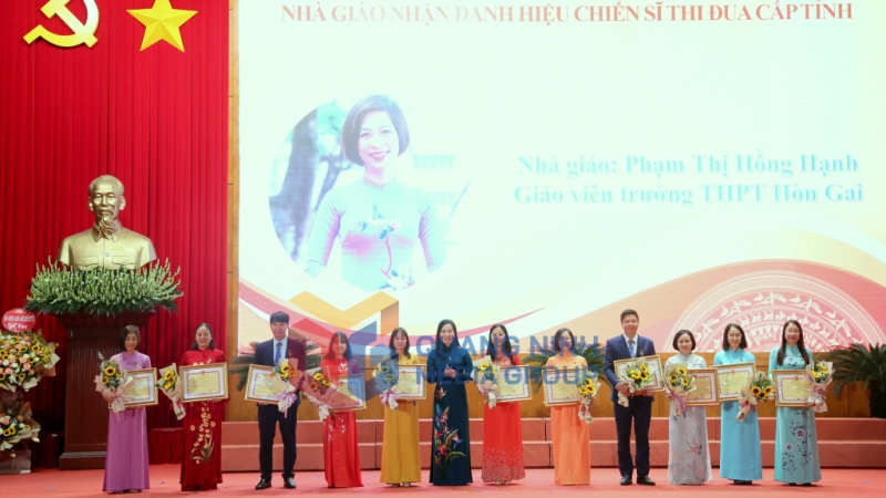 Đồng chí Nguyễn Thị Hạnh, Phó Chủ tịch UBND tỉnh, trao tặng danh hiệu Chiến sĩ thi đua cấp tỉnh cho 11 nhà giáo có thành tích xuất sắc (11-2023). Ảnh Minh Hà