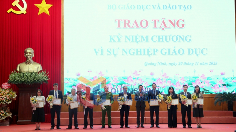 Thay mặt lãnh đạo Bộ GD&ĐT, đồng chí Lê Văn Ánh, Phó Chủ tịch HĐND tỉnh, trao kỷ niệm chương 