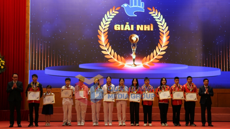 Ban tổ chức trao giải Nhì Cuộc thi Sáng tạo thanh thiếu, niên nhi đồng tỉnh Quảng Ninh lần thứ VII (2021-2022) và lần thứ VIII (2023) (11-2023). Ảnh VIệt Hưng