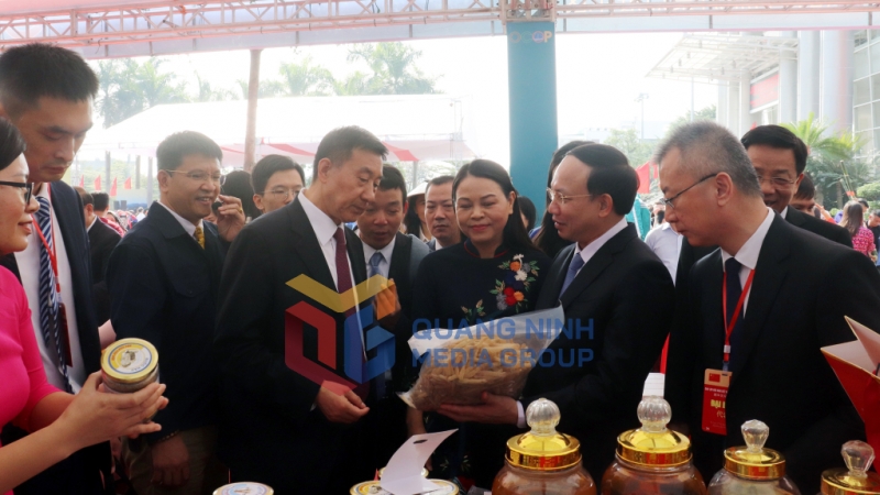Các đại biểu tham quan các gian hàng trưng bày sản phẩm OCOP đặc trưng của tỉnh Quảng Ninh (11-2023). Ảnh: Thu Chung