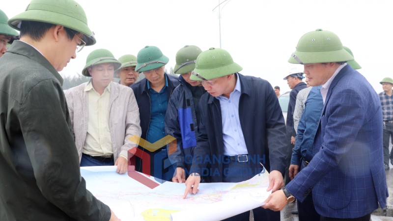 Đồng chí Bí thư Tỉnh ủy, Chủ tịch HĐND tỉnh kiểm tra dự án đường nối quốc lộ 279 với đường tỉnh 342, đi qua các xã Lê Lợi và Sơn Dương (11-2023). Ảnh: Thu Chung