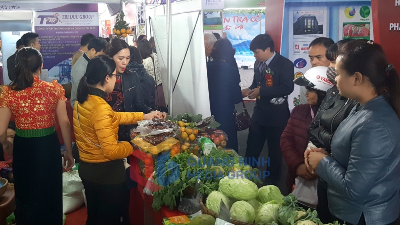 2017-12_Khách hàng mua sắm tại hội chợ Thương mại, Du lịch quốc tế Việt – Trung lần thứ 15 năm 2017. Ảnh: Hữu Việt.