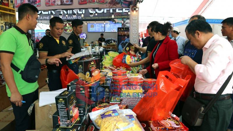 2019-12_Hội chợ Thương mại, du lịch Quốc tế Việt - Trung năm 2019 - Người dân và du khách tham quan, mua sắm tại hội chợ. Ảnh: Thái Cảnh