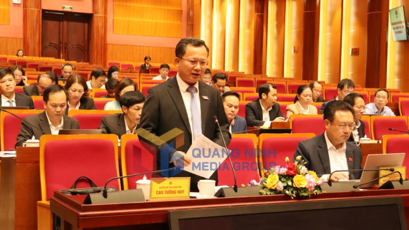 2023-12_Quyền Chủ tịch UBND tỉnh Cao Tường Huy phát biểu thảo luận tại tổ Cẩm Phả - Vân Đồn - Cô Tô. Ảnh: Đỗ Phương