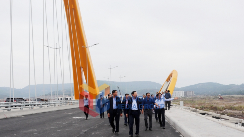 2023-12_Bí thư Tỉnh ủy Nguyễn Xuân Ký kiểm tra tiến độ cầu Cửa Lục 3. Ảnh: Thu Chung