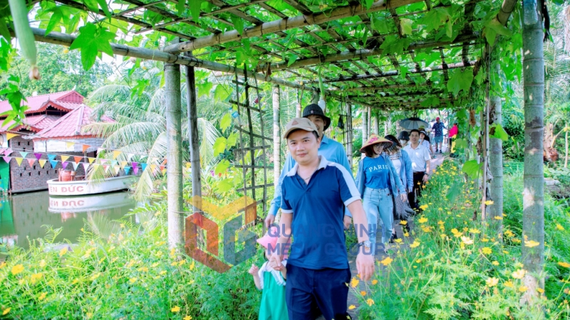 2023-12_Du khách tham quan Khu du lịch làng quê Yên Đức. Ảnh: Nguyễn Đại (CTV)