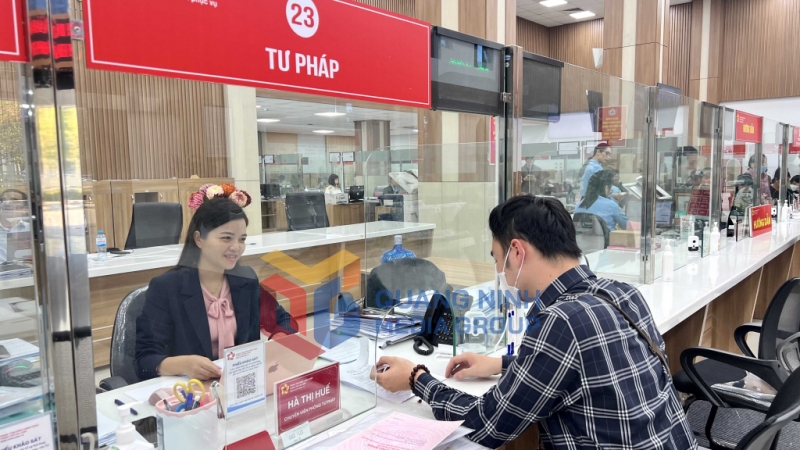 2023-12_Cán bộ tư pháp TP Hạ Long giải quyết thủ tục hành chính cho người dân tại Trung tâm Hành chính công thành phố. Ảnh: Thanh Hằng