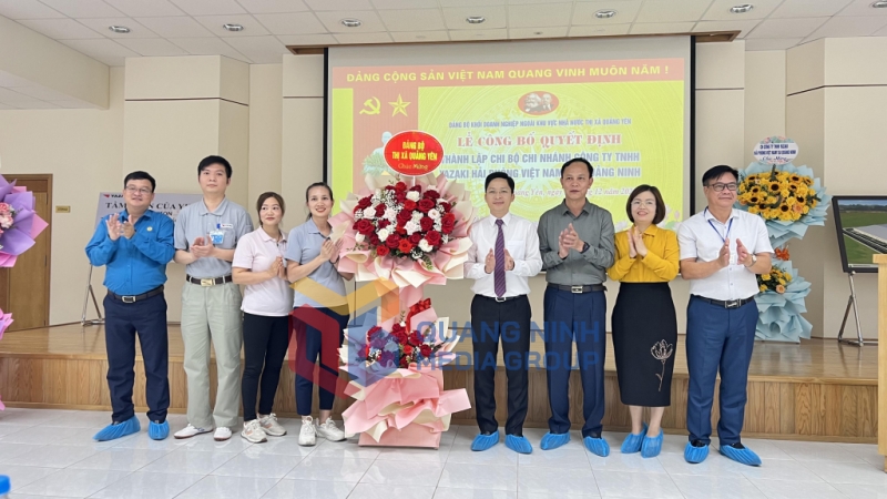 Lãnh đạo Thị ủy Quảng Yên tặng hoa chúc mừng Chi bộ (12-2023). Ảnh: Thanh Hằng