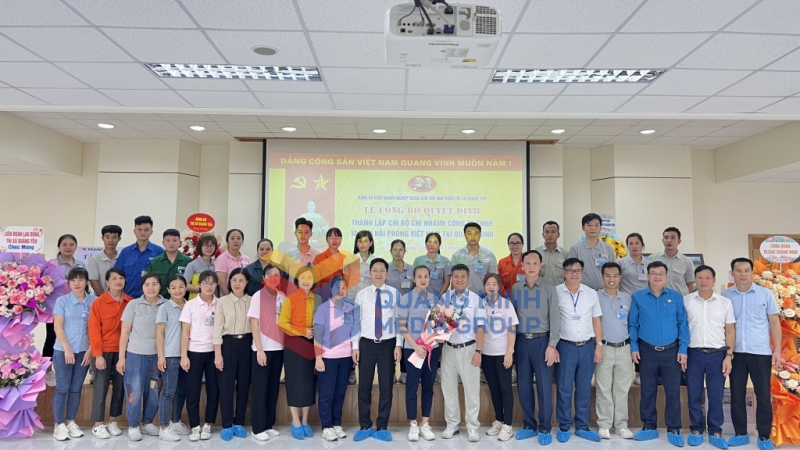 Lãnh đạo thị xã cùng đại diện các ban, ngành, đoàn thể chụp ảnh lưu niệm cùng Chi bộ Chi nhánh Công ty TNHH Yazaki Hải Phòng Việt Nam (12-2023). Ảnh: Thanh Hằng