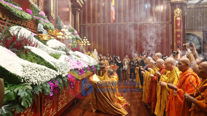 Các đại biểu tham dự cùng thực hiện nghi lễ dâng hương tại Đại lễ tưởng niệm 715 năm (12-2023). Ảnh: Việt Anh