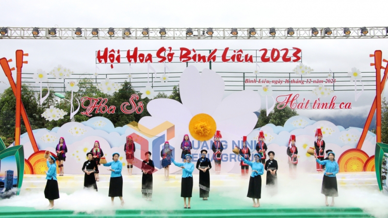 2023-12_Tiết mục trình diễn trang phục dân tộc. Ảnh: Nguyễn Dung