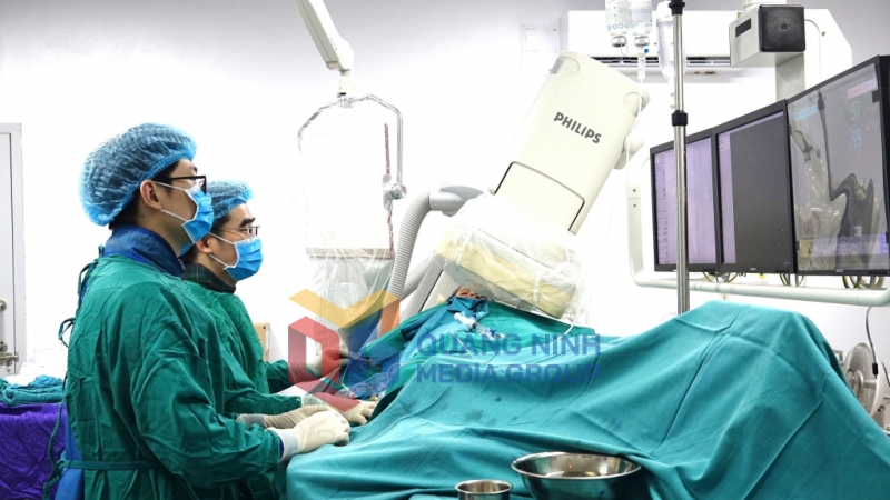 2023-12_Can thiệp đặt stent mạch vành cho người bệnh tại Bệnh viện Bãi Cháy. Ảnh: Nguyễn Hoa