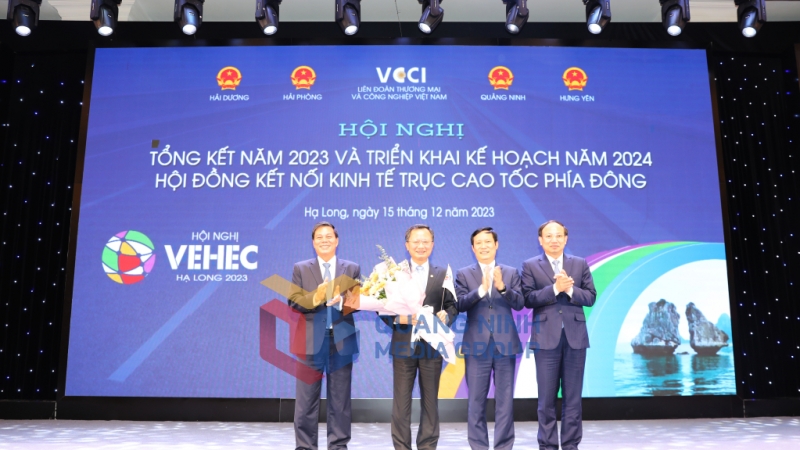 Đồng chí Cao Tường Huy, Phó Bí thư Tỉnh ủy, Chủ tịch UBND tỉnh thay mặt tỉnh Quảng Ninh nhận nhiệm vụ Chủ tịch VEHEC luân phiên năm 2024 (12-2023). Ảnh: Đỗ Phương