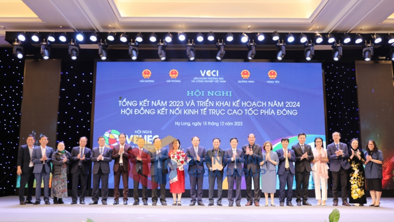 Các đồng chí lãnh đạo VCCI và các địa phương chúc mừng Hội đồng doanh nghiệp vùng ra mắt (12-2023). Ảnh: Đỗ Phương