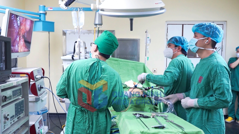 2023-12_Bác sĩ Bệnh viện Việt Nam - Thụy Điển Uông Bí phẫu thuật nội soi mở ống mật chủ lấy sỏi và cắt túi mật cho bệnh nhân. Ảnh: Hoài Minh