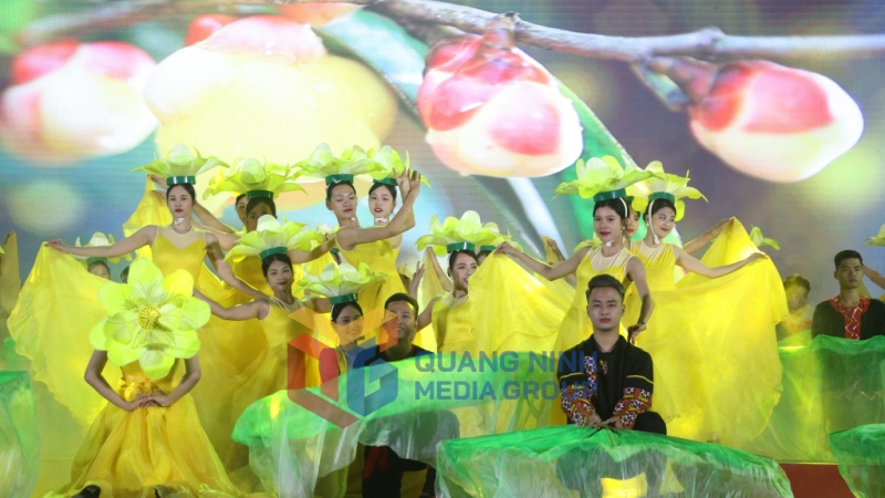 Tiết mục nghệ thuật ca ngợi vẻ đẹp và giá trị của Trà hoa vàng tại lễ hội Trà hoa vàng năm 2023. Ảnh: Nguyễn Dung