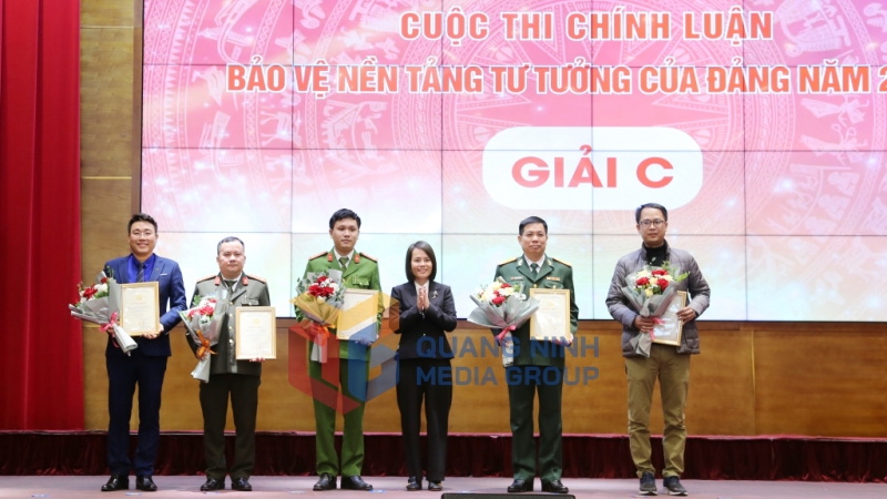 Ban Tổ chức trao giải C cho các tác giả, nhóm tác giả (12-2023). Ảnh: Nguyễn Thanh
