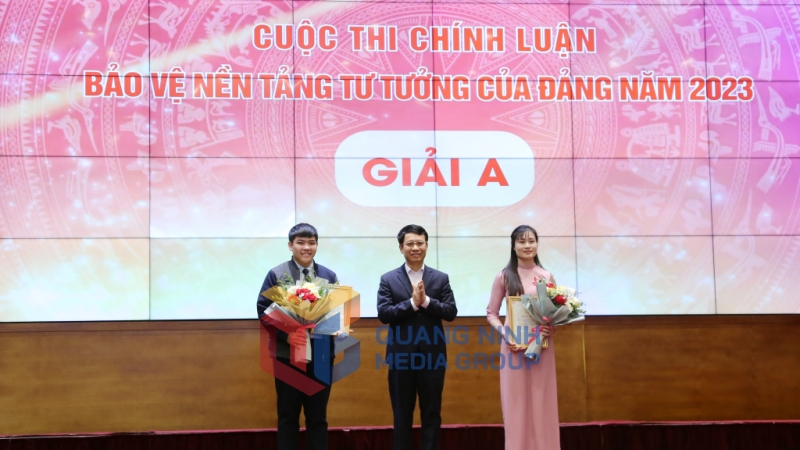 Đồng chí Nguyễn Hồng Dương, Trưởng Ban Tuyên giáo Tỉnh ủy trao giải A cho các tác giả (12-2023). Ảnh: Nguyễn Thanh