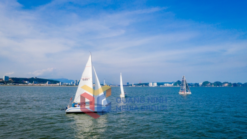 2023-12_Trải nghiệm thuyền buồm thể thao góp phần làm đa dạng sản phẩm du lịch trên Vịnh Hạ Long. Ảnh: Hoàng Quỳnh