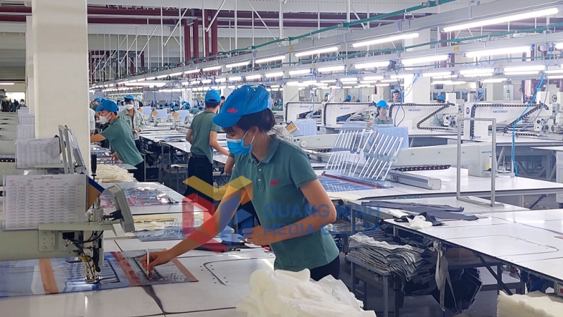 2024-01_Sản xuất quần áo tại Công ty TNHH May mặc Hoa Lợi Đạt Việt Nam (KCN-Cảng biển Hải Hà). Ảnh: Thành Trung