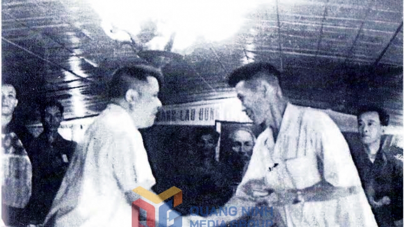 Ngày 30 tháng 6 năm 1967, đồng chí Vi Xuân Hỷ, thay mặt Uỷ ban Hành chính tỉnh nhận Huân chương Độc lập hạng Nhất cho quân dân Quảng Ninh. Ảnh: Tư Liệu