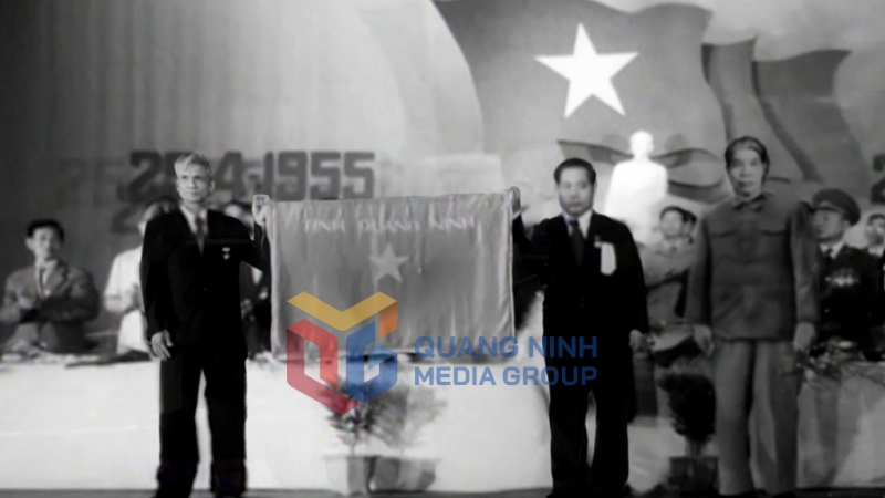 Thay mặt Đảng, Nhà nước, Chủ tịch Hội đồng Bộ trưởng Đỗ Mười đã trao tặng cho tỉnh Quảng Ninh Huân chương Sao vàng, năm 1985. Ảnh: Tư Liệu