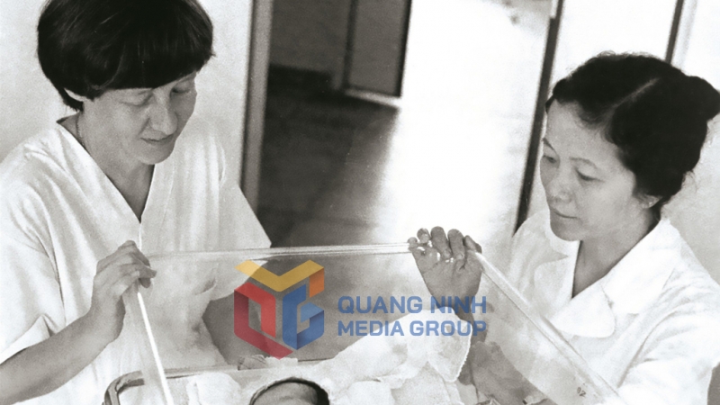 Chuyên gia Thụy Điển và bác sĩ Trưởng khoa Sản, Bệnh viện Việt Nam - Thuỵ Điển Uông Bí trao đổi chuyên môn chăm sóc trẻ sơ sinh, năm 1976.