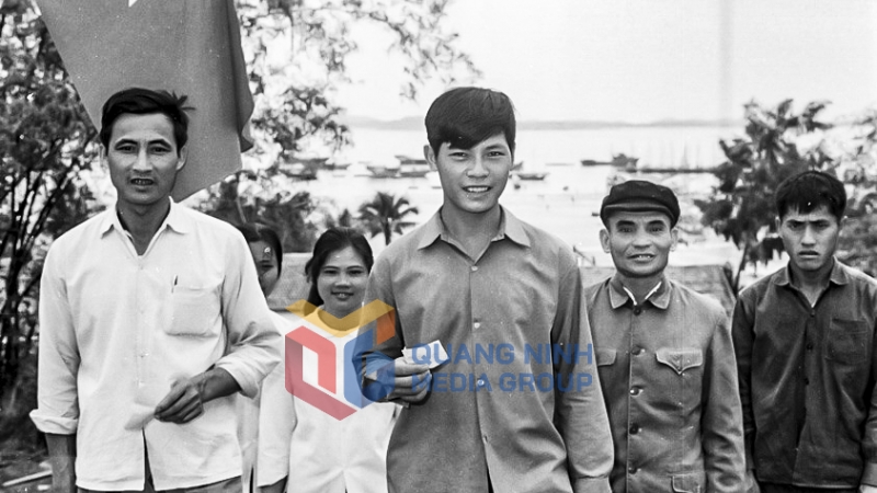 Cử tri xã đảo Cô Tô, Cẩm Phả đi bỏ phiếu bầu Quốc hội thống nhất 1976.
