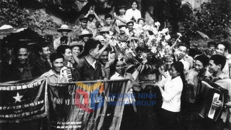 Nhà máy cơ khí Cẩm Phả đón nhận cờ thi đua khá nhất và lẵng hoa của Chủ tịch nước Tôn Đức Thắng năm 1972.