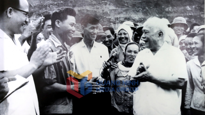 Chủ tịch nước Tôn Đức Thắng thăm mỏ Hà Tu năm 1977. Ảnh: Tư Liệu