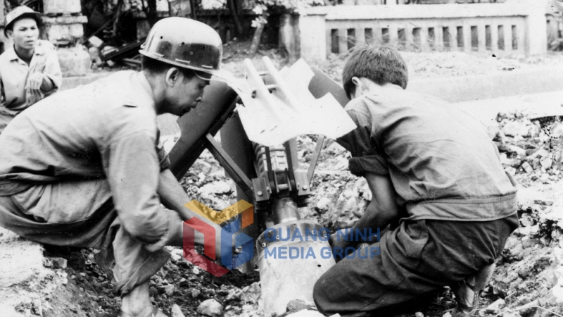 San lấp hố bom cung đường 5 thị xã Hòn Gai sau khi giặc Mỹ đánh phá ngày 10-5-1972. Ảnh: Trương Thái