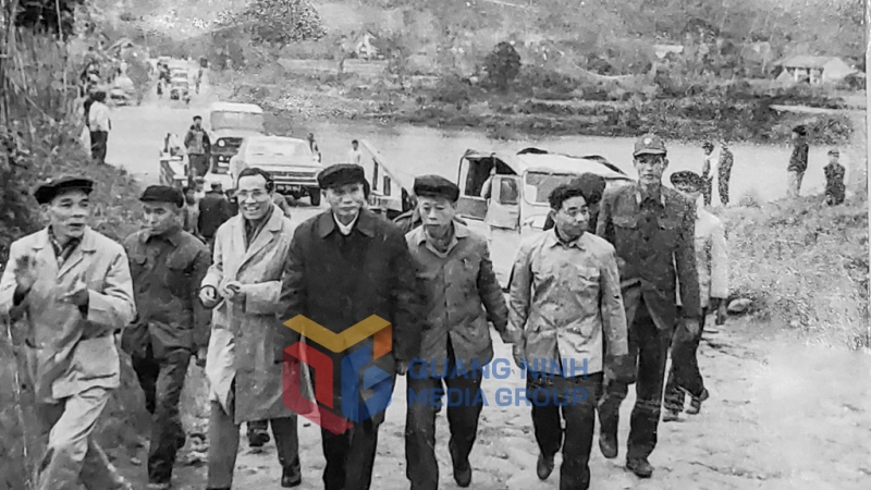 Thủ tướng Phạm Văn Đồng thăm, chúc Tết quân và dân huyện Tiên Yên, tháng 1-1976.